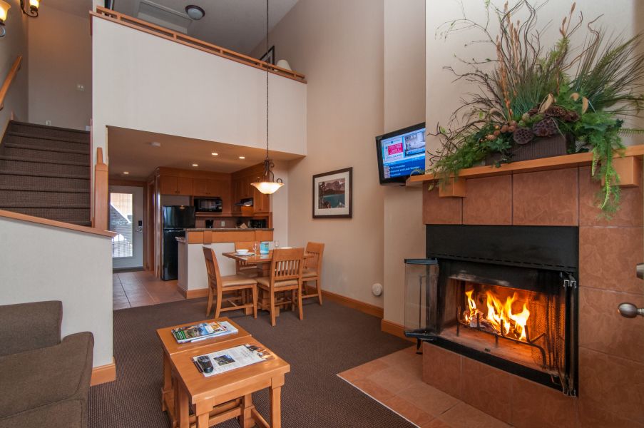 Woonkamer in de Premier King Condo bij Hidden Ridge Resort in Banff Canada