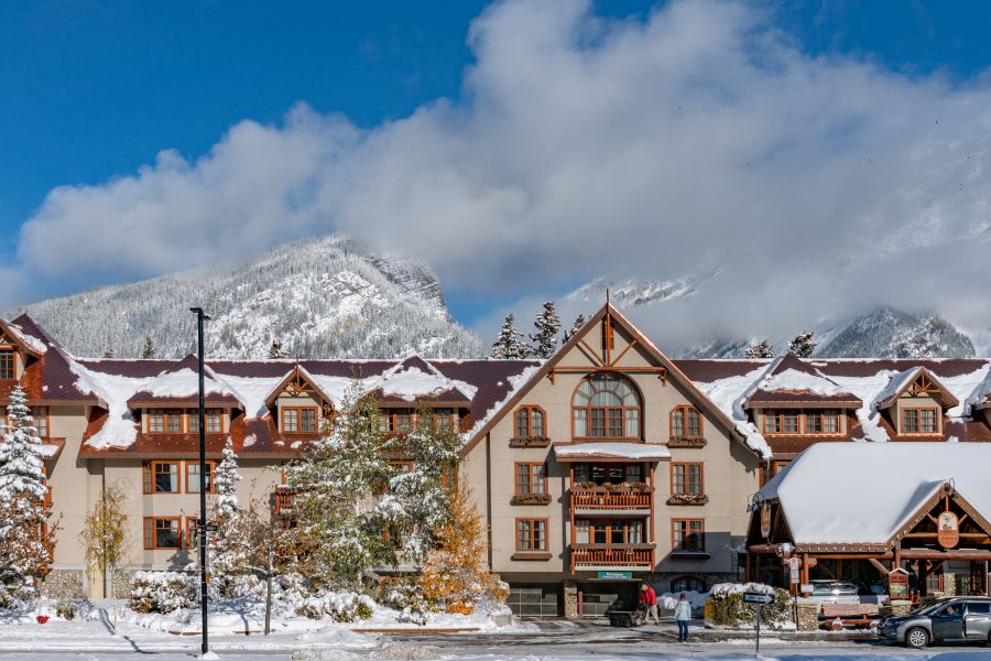 Het vooraanzicht van Caribou Lodge in Banff Canada