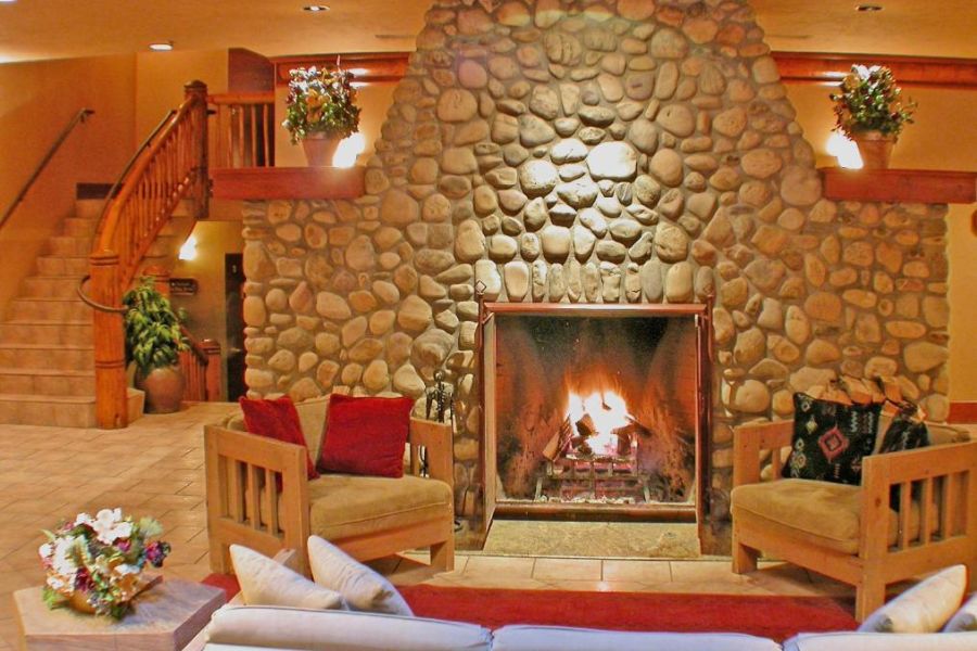 Open haard bij Caribou Lodge tijdens een winterreis naar Banff Canada