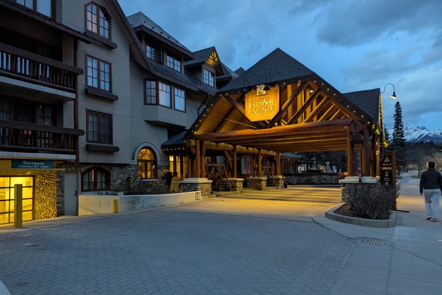 De ingang van Caribou Lodge tijdens een winterreis naar Banff Canada