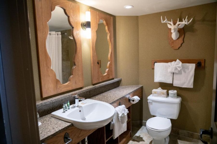 Badkamer bij Caribou Lodge in Banff tijdens een wintersportreis naar Canada