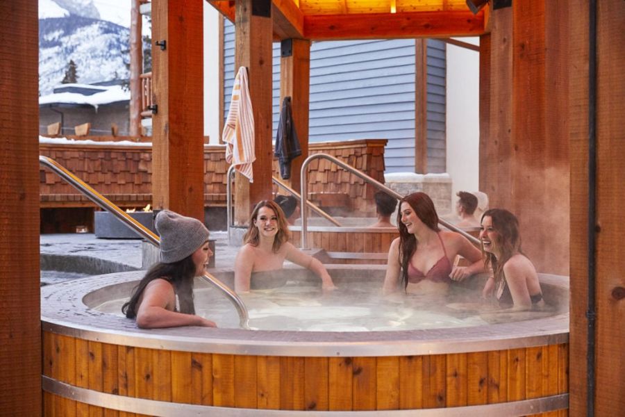 Mensen in een hot tub bij Canalta Lodge in Banff tijdens een winterreis naar Canada