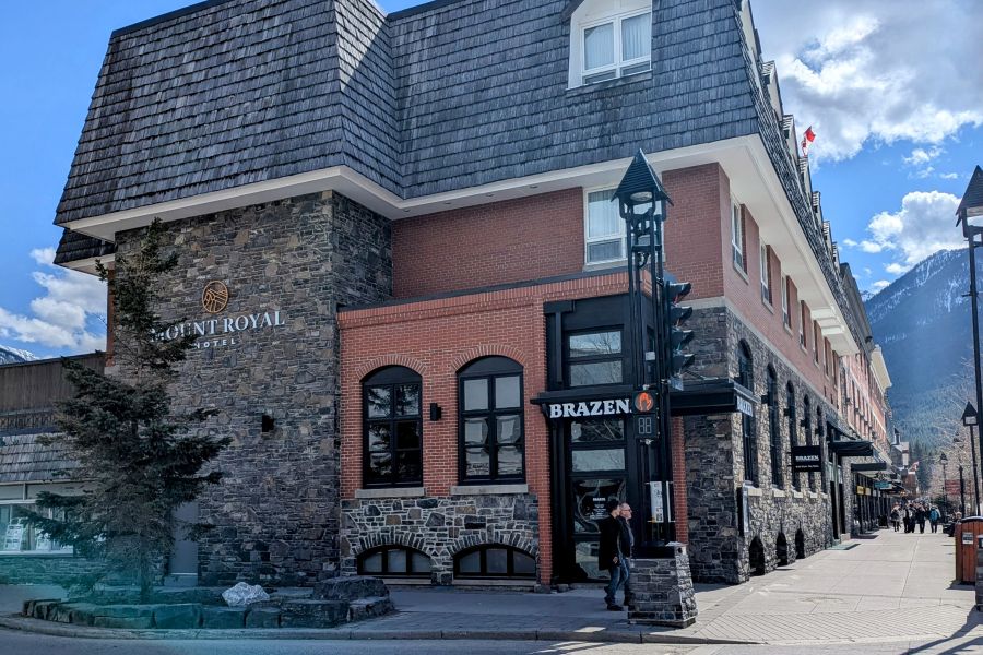 Zijaanzicht van Mount Royal Hotel tijdens een winterreis naar Banff Canada