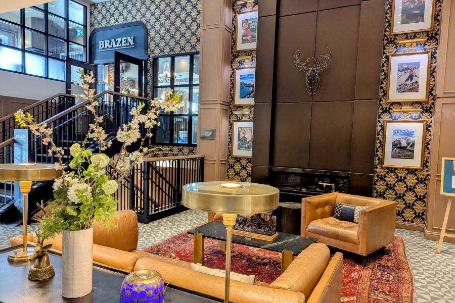 De lounge van Mount Royal Hotel in Banff tijdens een winterreis naar Canada