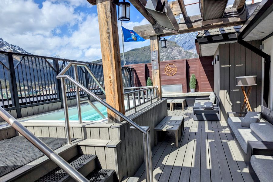 Uitzicht over de dakterras hot tubs bij Mount Royal Hotel in Banff Canada