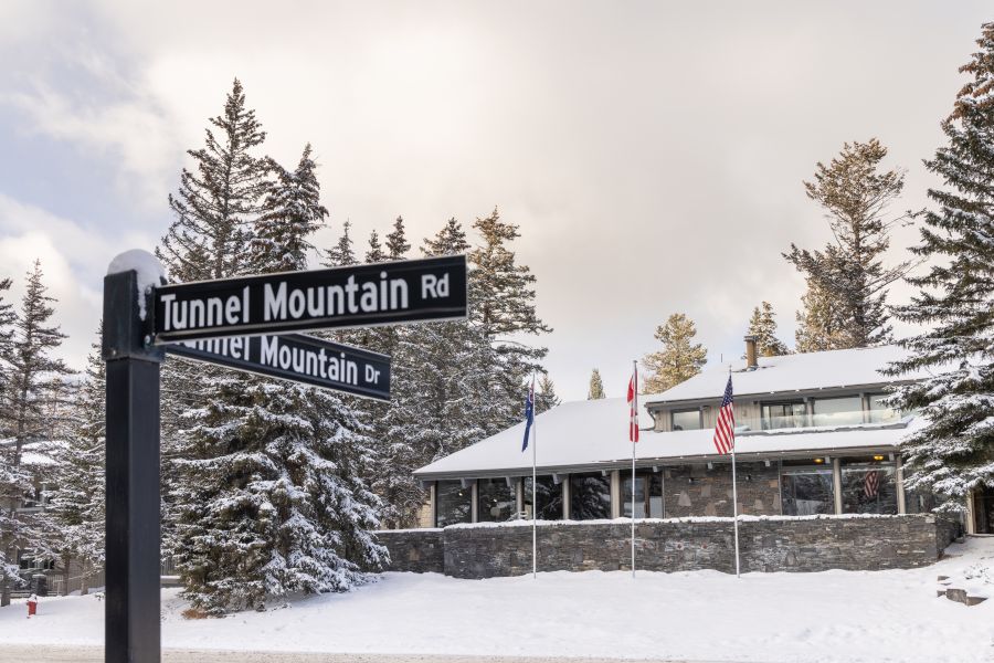 Buitenaanzicht van Tunnel Mountain Resort met bordjes in Banff Canada