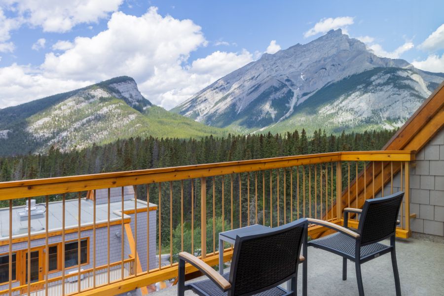 Uitzicht vanaf een balkon bij Hotel Canoe & Suites in Banff Canada