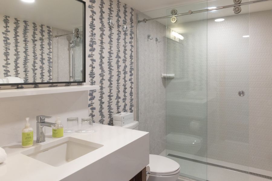 Badkamer in superior suite in Hotel Canoe & Suites in Banff tijdens wintersport