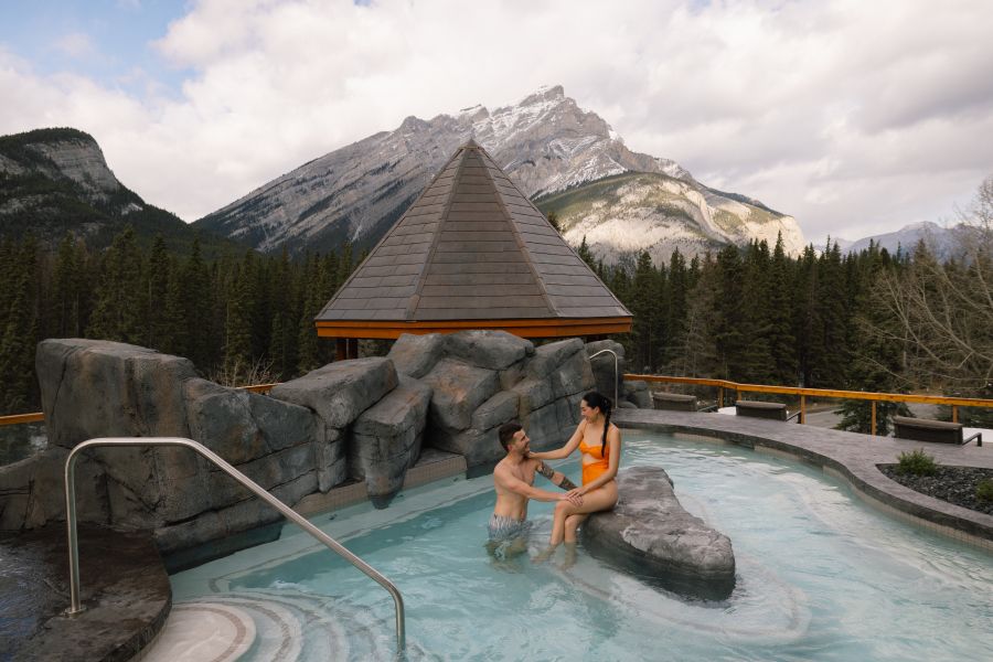 De rooftop hot tubs van Hotel Canoe & Suites in Banff tijdens een wintersportreis naar Canada