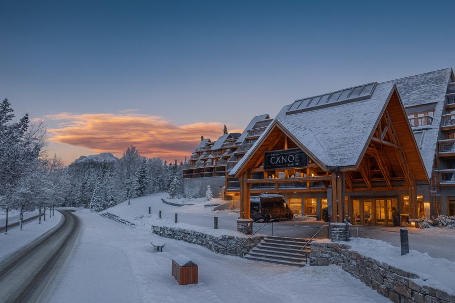 Buitenaanzicht van Hotel Canoe & Suites aan Banff Avenue in Canada
