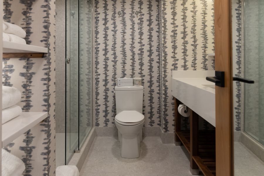 Badkamer in Hotel Canoe & Suites in Banff Canada