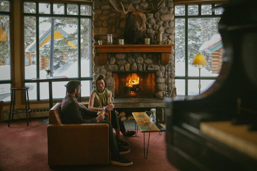 Lounge van Post Hotel & Spa in Lake Louise tijdens een wintersportreis naar Canada