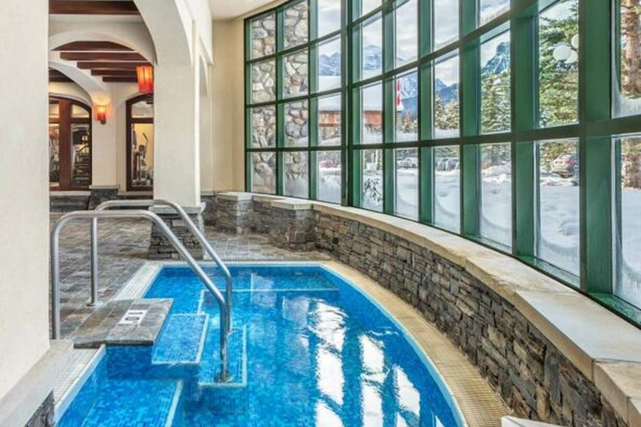 Hot tub van Post Hotel & Spa in Lake Louise tijdens een wintersportreis naar Canada