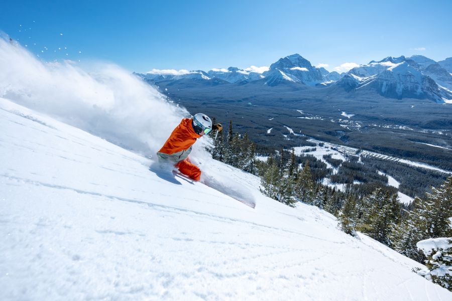 Skiër op een afdaling bij Lake Louise ski resort tijdens een wintersportreis naar Canada