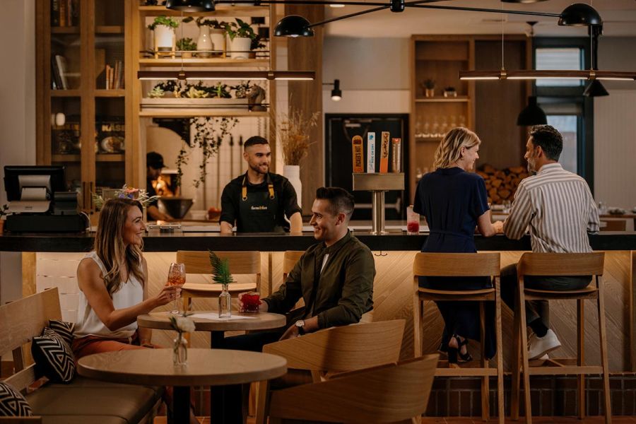 Farm + Fire restaurant bij Elk + Avenue Hotel in Banff