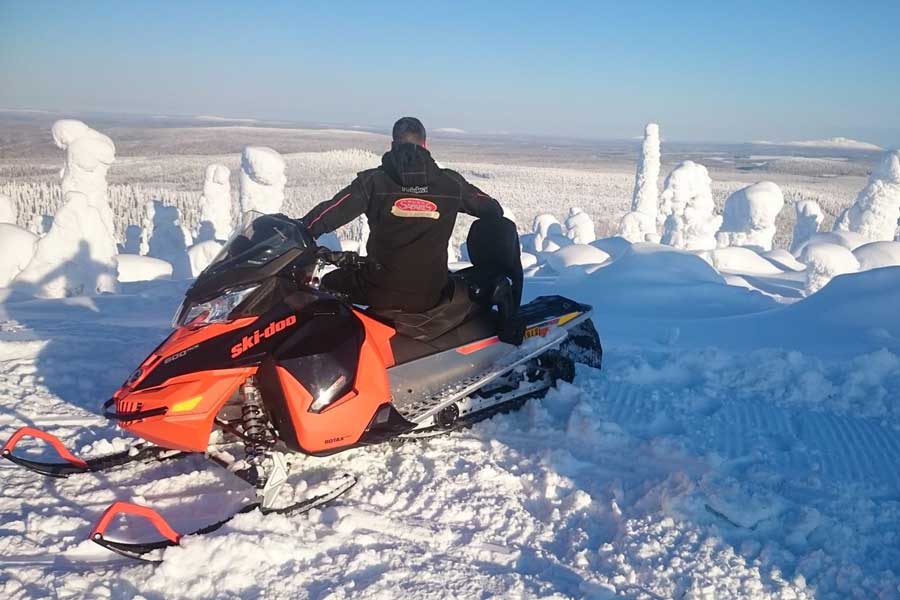 Ruka Sneeuwscootersafari naar de Russische grens