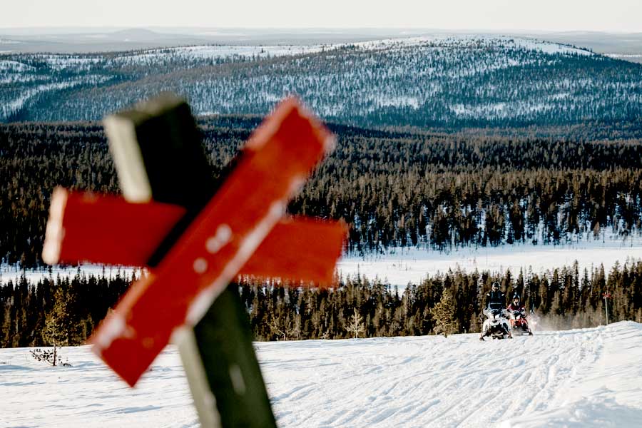 Sneeuwscootersafari incl. ijsvissen en sneeuwschoentocht Saariselka