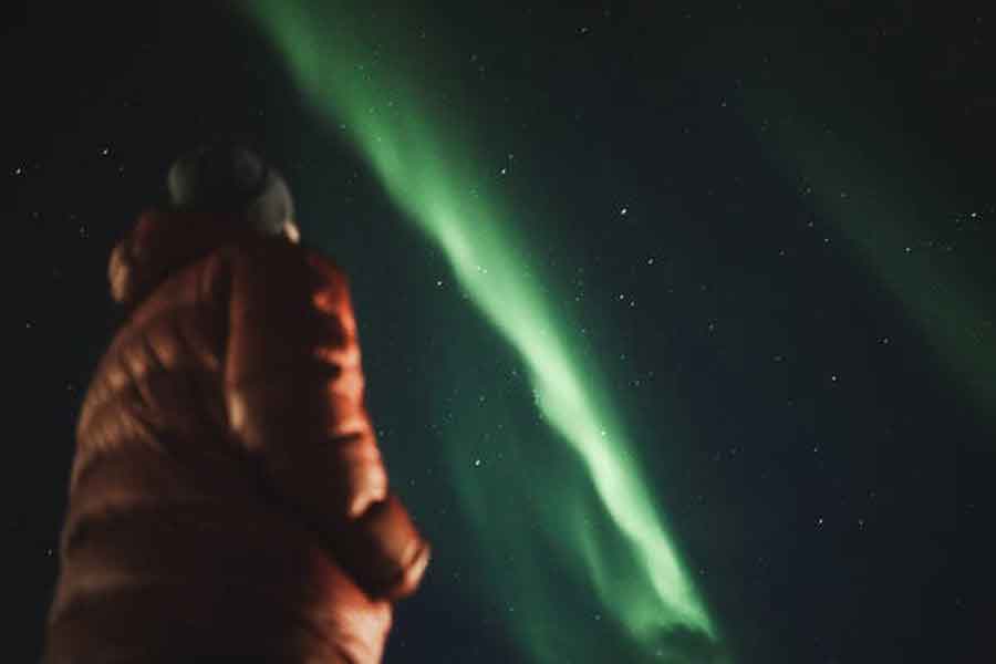 Vrouw bewonderd Noorderlicht Saariselka