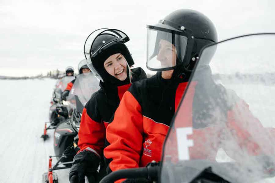 Met 2 personen op de sneeuwscooter