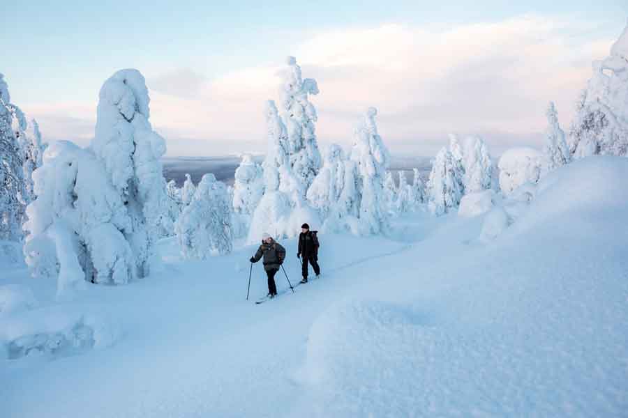 Echtpaar in de sneeuw op forest skis in Saariselka