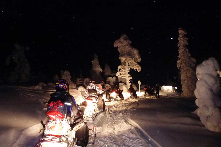 Sneeuwscootersafari op zoek naar het noorderlicht Yllas