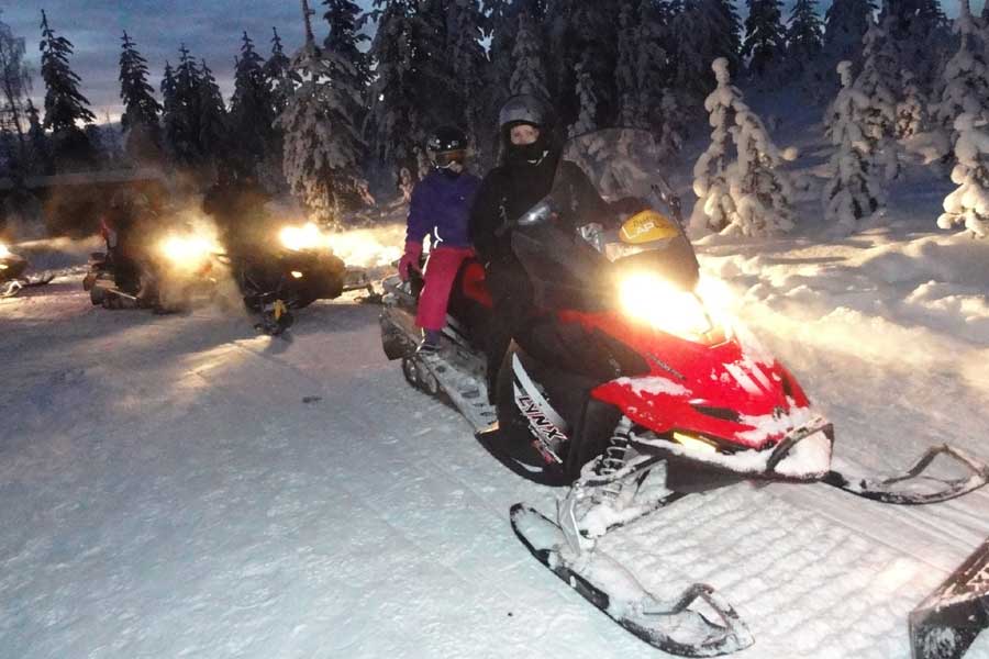 Sneeuwscootersafari op zoek naar het noorderlicht Yllas
