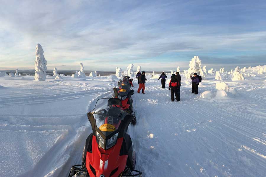 Sneeuwscootersafari naar Lainio Snow Village Yllas