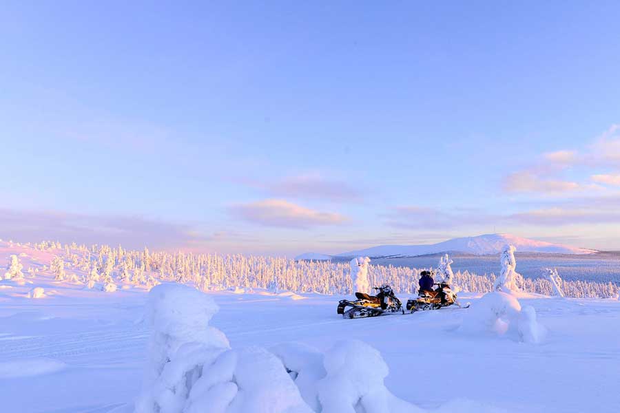 Sneeuwscootersafari naar Lainio Snow Village Yllas