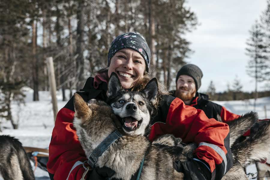 Knuffelen met de huskys na de husky safari in Yllas