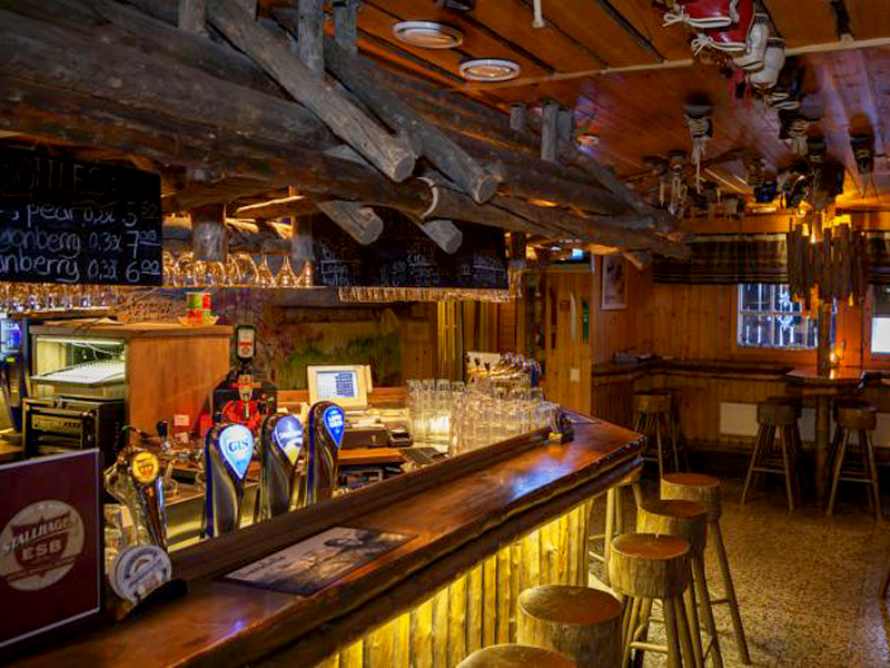 Ylläshumina chalets - drankje in de bar