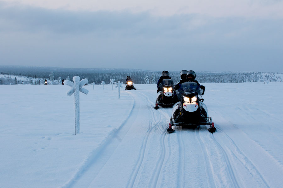 Sneeuwscootersafari bij North Frontier Cabins
