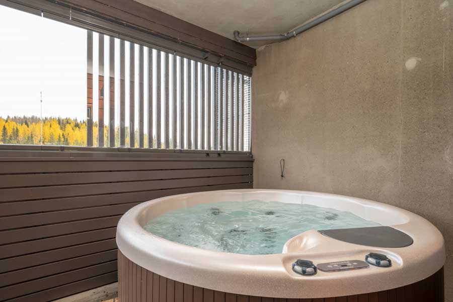 Ruka Valley58 jacuzzi Ruka met BBI Travel