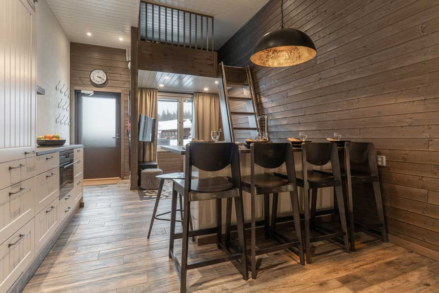 Interieur met eetgedeelte en trap naar loft