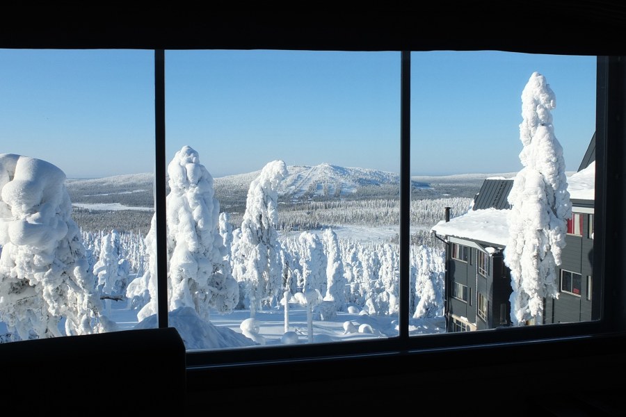 Uitzicht op pistes en deel kamer van het hotel