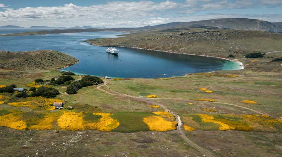 MS Fram bij West Point op de Falkland Eilanden