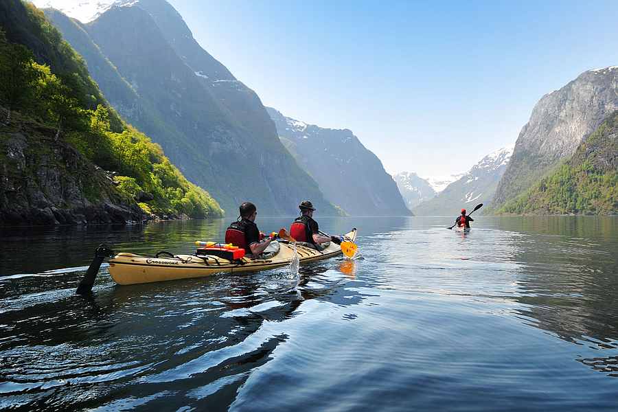 Man aan het kajakken op de Aurlandsfjord