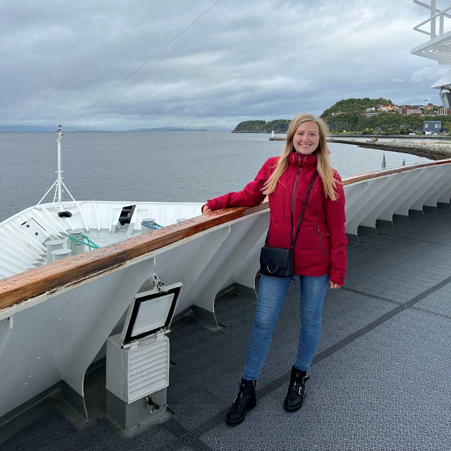 Marketing medewerker Monique aan boord van Hurtigruten in Trondheim