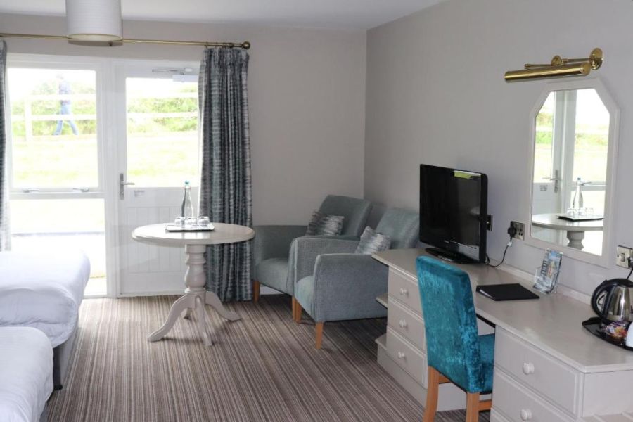 Het zitgedeelte in een kamer van het Causeway Hotel in Bushmills