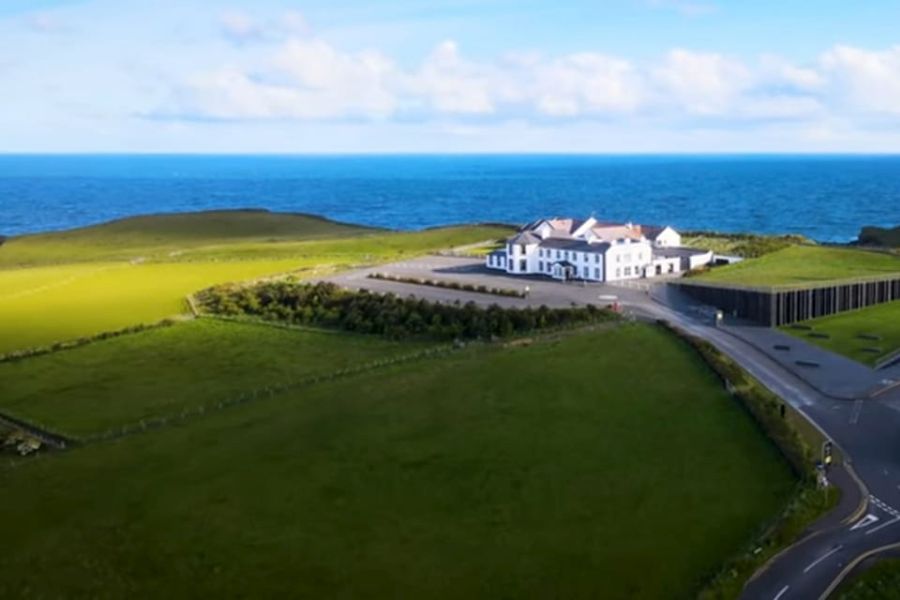De omgeving rondom het Causeway Hotel in Bushmills met op de achtergrond de zee