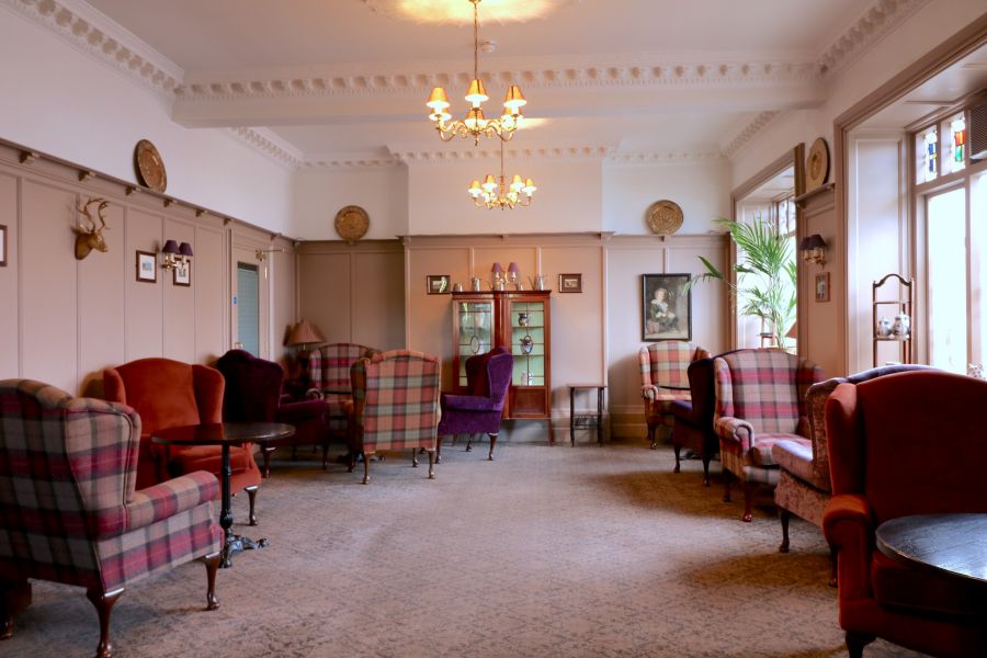 Een loungegedeelte van het Causeway Hotel in Bushmills met een vijftal zitplekken