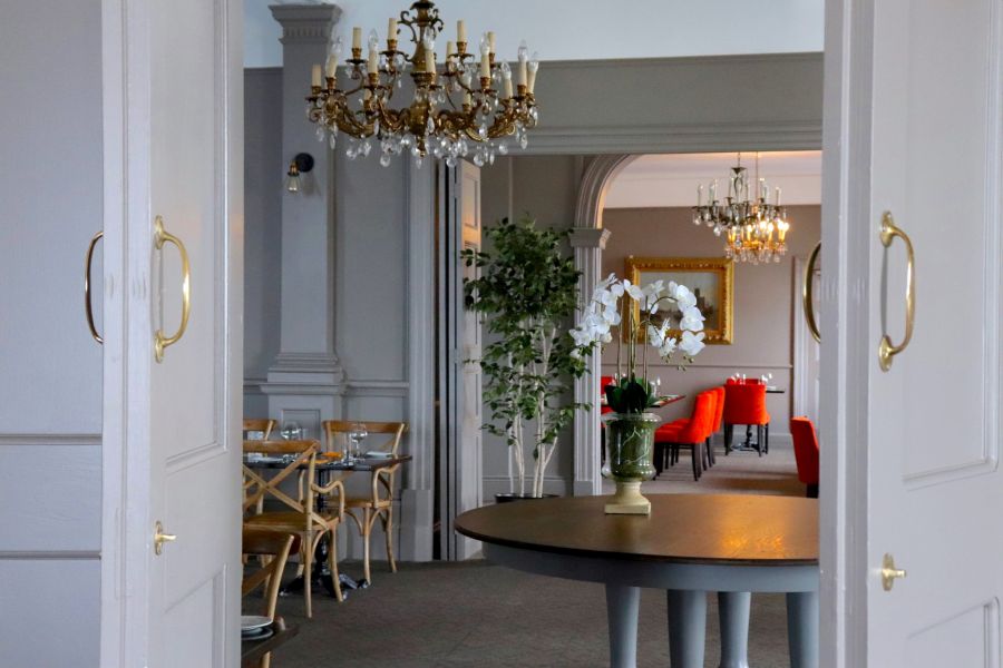 Uitzicht op de hal van het Causeway Hotel in Bushmills met op de achtergrond het restaurant