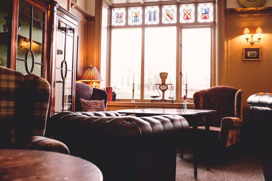 Een zithoek met chesterfield stoelen in het Causeway Hotel in Bushmills