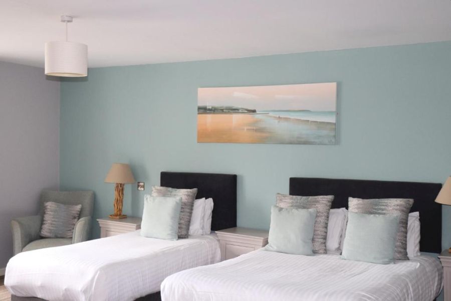 Een driepersoonskamer in het Causeway Hotel in Bushmills