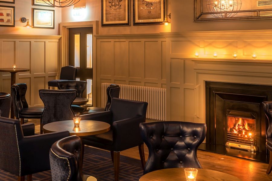 De lounge van het Bishop`s Gate Hotel in Derry waar een openhaard is die aanstaat