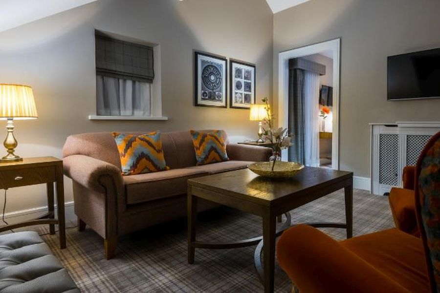 De loungehoek in een van de suites van het Bishop`s Gate Hotel in Derry