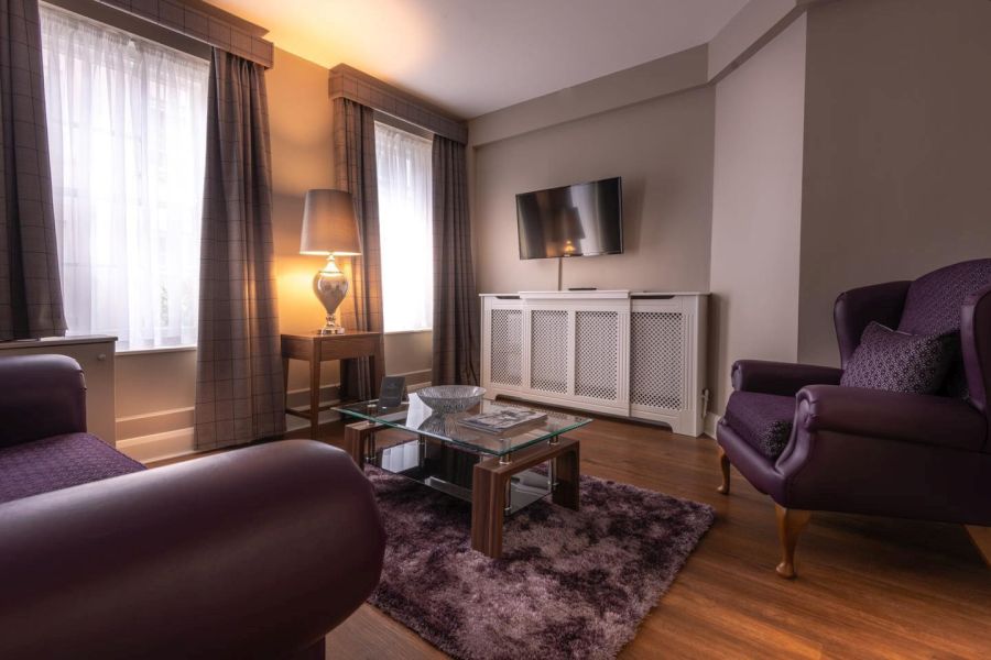 De loungeruimte van een van de suites in het Bishop`s Gate Hotel in Derry