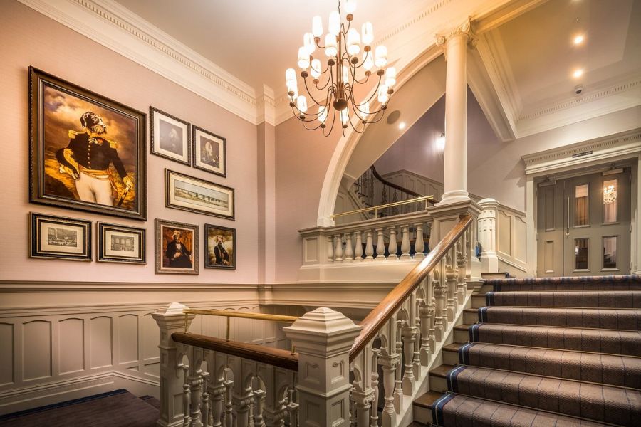 De trap in de hal van het Bishop`s Gate Hotel in Derry