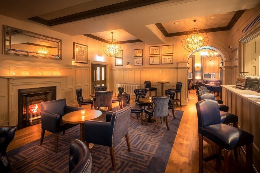 De bar in het Bishop`s Gate Hotel in Derry met openhaard die aanstaat