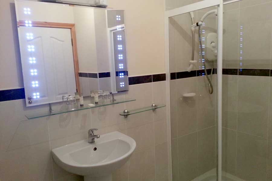 Badkamer Glenmore House B&B, Ballycastle