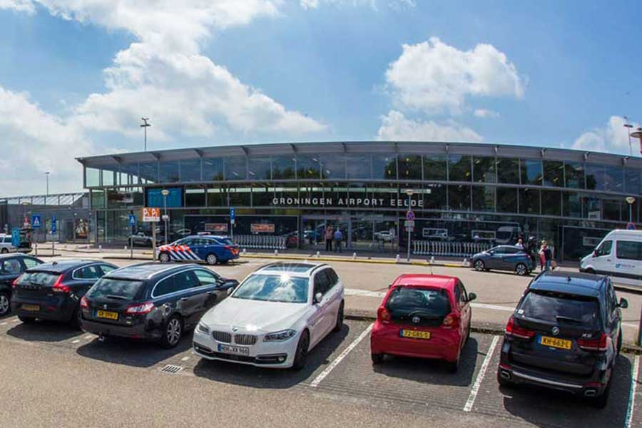 Parkeren vlakbij de check-inbalie op Groningen Airport